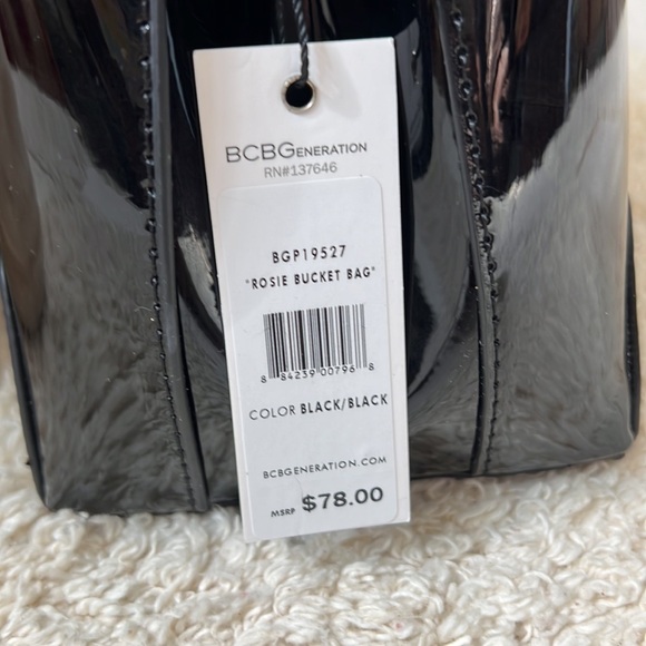 🌸NWT BCBG Rosie Bucket Bag in Black Faux Patent Leather. So Cute!! - Picture 6 of 10